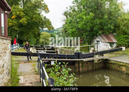 Homme ouvrant la porte de serrure, Saltford, Somerset, Royaume-Uni Banque D'Images