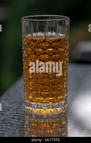 Un verre de bière sur une table dans un restaurant. Gros plan. Banque D'Images