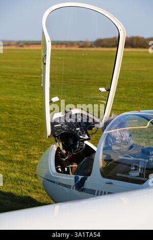 Cockpit et tableau de bord gros plan d'Alexander Schleicher Kaiser, ASK21, planeur. Banque D'Images