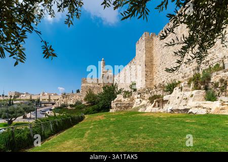 Vue de la Tour de David et des murs environnants de la vieille ville sous le ciel bleu à Jérusalem, Israël. Banque D'Images