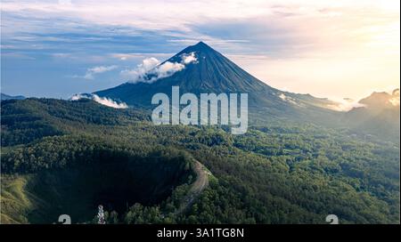 Majestueux Mont Inerie au lever du soleil – vue aérienne du volcan Flores Banque D'Images
