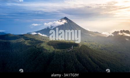 Majestueux Mont Inerie au lever du soleil – vue aérienne du volcan Flores Banque D'Images