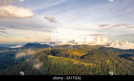 Majestueux Mont Inerie au lever du soleil – vue aérienne du volcan Flores Banque D'Images