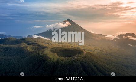 Majestueux Mont Inerie au lever du soleil – vue aérienne du volcan Flores Banque D'Images