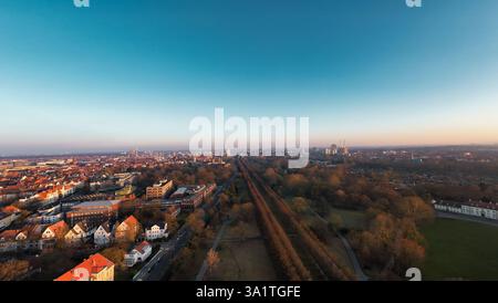 Paysage urbain panoramique à couper le souffle au crépuscule avec des voies ferrées et de beaux paysages Hanovre Herrenhausen Banque D'Images