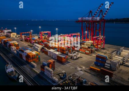 Vue aérienne d'un port illuminé de Lisbonne la nuit Banque D'Images