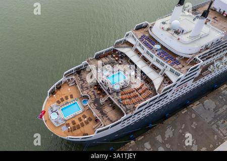 Vue aérienne du bateau de croisière garé dans le port de croisière de Lisbonne - Jardim do Tabaco Quay, Lisbonne, Portugal Banque D'Images
