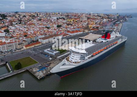 Vue aérienne du bateau de croisière garé dans le port de croisière de Lisbonne - Jardim do Tabaco Quay, Lisbonne, Portugal Banque D'Images