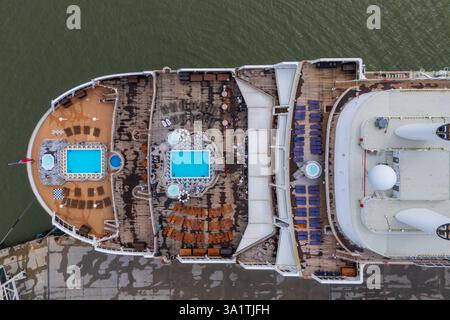 Vue aérienne du bateau de croisière garé dans le port de croisière de Lisbonne - Jardim do Tabaco Quay, Lisbonne, Portugal Banque D'Images