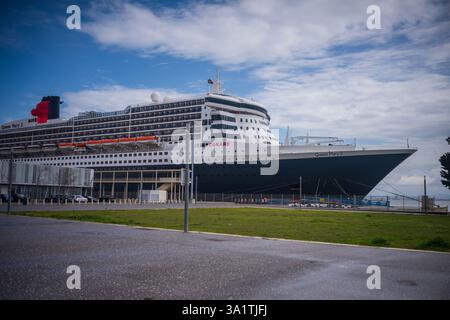 Bateau de croisière garé dans le port de croisière de Lisbonne - Jardim do Tabaco Quay, Lisbonne, Portugal Banque D'Images