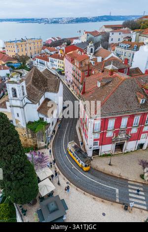 Vue aérienne du tramway jaune traditionnel dans les rues d'Alfama, Lisbonne, Portugal Banque D'Images