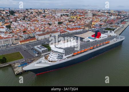 Vue aérienne du bateau de croisière garé dans le port de croisière de Lisbonne - Jardim do Tabaco Quay, Lisbonne, Portugal Banque D'Images