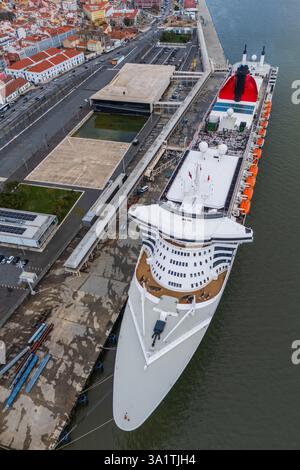 Vue aérienne du bateau de croisière garé dans le port de croisière de Lisbonne - Jardim do Tabaco Quay, Lisbonne, Portugal Banque D'Images