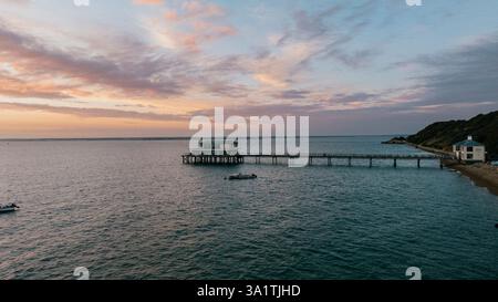 Le Peer à Totland un soir d'été avec un beau coucher de soleil Banque D'Images
