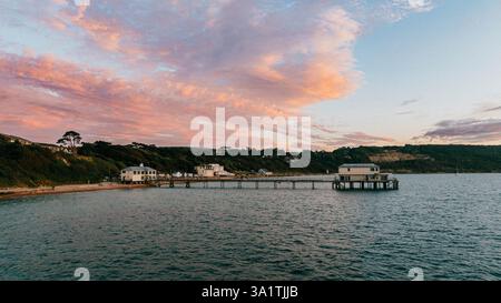 Le Peer à Totland un soir d'été avec un beau coucher de soleil Banque D'Images