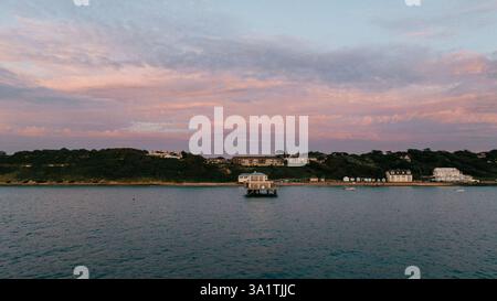 Le Peer à Totland un soir d'été avec un beau coucher de soleil Banque D'Images