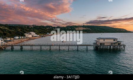 Le Peer à Totland un soir d'été avec un beau coucher de soleil Banque D'Images