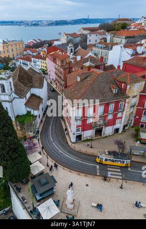 Vue aérienne du tramway jaune traditionnel dans les rues d'Alfama, Lisbonne, Portugal Banque D'Images