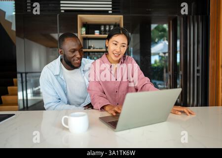 Un couple heureux et multinational qui sont des nomades numériques et travaillent dans un pays différent chaque mois Banque D'Images