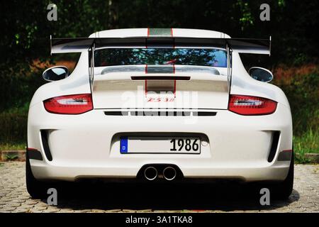 Porsche RS 3,8, Modellbaureihe 997 mit 450 PS, hergestellt von 2009 bis 2011. ALS Porsche 911 GT3 werden die seit 1999 gebauten Sportversionen der Porsche 911 mit wassergekühltem Saugengine bezeichnet. Die von 1972 bis 1997 produzierten Sportversionen des 911 mit luftgekühltem Saugengine, die Seine direkten Vorgänger sind, hatten die Bezeichnung Carrera RS *** Porsche RS 3 8, modèle série 997 avec 450 ch, produite de 2009 à 2011 les versions sportives de la Porsche 911 avec moteur atmosphérique refroidi par eau construit depuis 1999 sont appelées Porsche 911 GT3 les versions sportives de la Banque D'Images