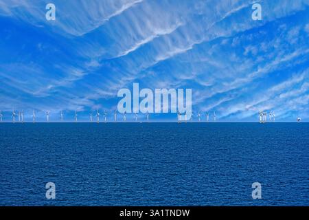 Parc éolien et éoliennes contre le ciel bleu et le haut nuage de cirrus en mer du Nord Banque D'Images