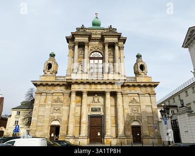 Varsovie, Pologne - 09 mars 2025 : Église de l'Assomption de la Vierge Marie et de Joseph. Carmélite. Vue extérieure sur une église de style baroque Banque D'Images