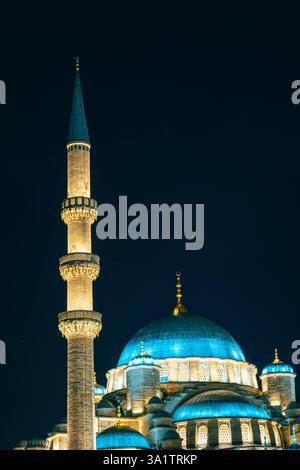 Mosquée la nuit. Eminonu Yeni Cami aka Nouvelle Mosquée. Ramadan ou islamique ou laylat al-qadr ou kadir gecesi photo de fond avec espace de copie pour le texte. Banque D'Images
