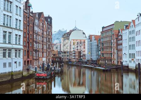 Hambourg, Allemagne - 12.07.2015 Un canal pittoresque à Hambourg bordé de maisons colorées et de nombreuses fenêtres réfléchissant sur l'eau Banque D'Images