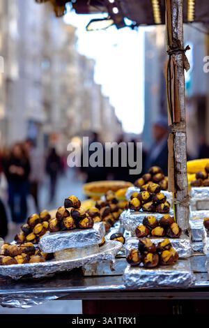 Châtaignes grillées sur le chariot dans la rue Istiklal à Istanbul. Nourriture de rue turque. Banque D'Images