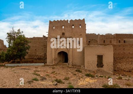 Les Gorges du Ziz près d'Errachidia, au Maroc, se trouvent dans les montagnes du Haut Atlas et présentent des ksars et des kasbahs traditionnels. Banque D'Images