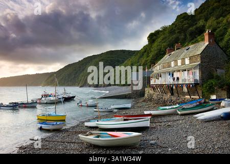 Marée haute dans le vieux village de pêcheurs de Clovelly, Devon, Angleterre. Automne (septembre) 2009. Banque D'Images
