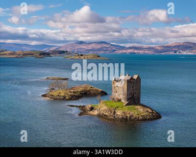 Vue aérienne du château Stalker isolé sur une île à marée sur le Loch Laich, Port Appin, Écosse. Printemps (mars) 2024. Banque D'Images