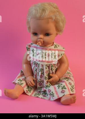 1970 Tiny Tears poupée en robe fleurie, sucette en bouche, par la société britannique de jouets Palitoy Banque D'Images