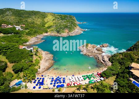 Vue aérienne de la petite plage Ferradurinha entourée de rochers dans la ville d'Armacao dos Buzios près de Rio de Janeiro Banque D'Images