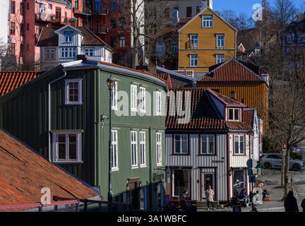Trondheim, Norvège. 10 mars 2025. Les maisons en bois dans le centre de Trondheim brillent dans la lumière du soleil. Après des journées pluvieuses avec des températures douces, la semaine dans la troisième plus grande ville de Norvège commence avec beaucoup de soleil. Crédit : Hendrik Schmidt/dpa/Alamy Live News Banque D'Images