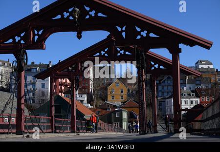 Trondheim, Norvège. 10 mars 2025. Les marcheurs sont en déplacement sur le pont de la vieille ville 'Gamle Bybro', construit en 1681, sur la rivière Nidelva à Trondheim. Après des journées pluvieuses avec des températures douces, la semaine dans la troisième plus grande ville de Norvège commence avec beaucoup de soleil. Crédit : Hendrik Schmidt/dpa/Alamy Live News Banque D'Images