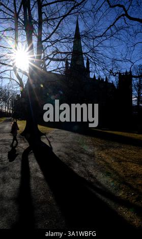 Trondheim, Norvège. 10 mars 2025. Le soleil brille sur la cathédrale de Nidaros à Trondheim. Le bâtiment sacré est l'une des églises les plus importantes de Norvège. Après des journées pluvieuses avec des températures douces, la semaine dans la troisième plus grande ville de Norvège commence avec beaucoup de soleil. Crédit : Hendrik Schmidt/dpa/Alamy Live News Banque D'Images