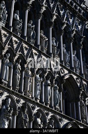 Trondheim, Norvège. 10 mars 2025. Le soleil baigne la façade ouest de la cathédrale de Nidaros à Trondheim dans la lumière et l'ombre. La façade à caissons montre 57 statues et histoires de l'ancien Testament. Le bâtiment sacré est l'une des églises les plus importantes de Norvège. Après des journées pluvieuses avec des températures douces, la semaine dans la troisième plus grande ville de Norvège commence avec beaucoup de soleil. Crédit : Hendrik Schmidt/dpa/Alamy Live News Banque D'Images