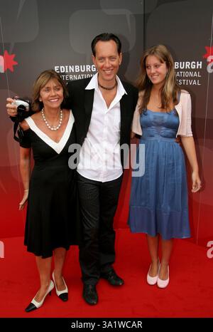 Le réalisateur Richard E Grant arrive à Cineworld pour la première mondiale de son premier long métrage Wah-Wah accom paniqué par sa femme June et sa fille Olivia, qui est également dans le film. Le film était l'attraction d'ouverture du Festival international du film d'Édimbourg. Le 59e Festival international d'Édimbourg a eu lieu du 17-28 au 30 août. Banque D'Images