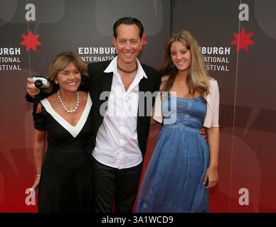 Le réalisateur Richard E Grant arrive à Cineworld pour la première mondiale de son premier long métrage Wah-Wah accom paniqué par sa femme June et sa fille Olivia, qui est également dans le film. Le film était l'attraction d'ouverture du Festival international du film d'Édimbourg. Le 59e Festival international d'Édimbourg a eu lieu du 17-28 au 30 août. Banque D'Images