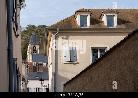Découvrez le charme caché de la Roche-Guyon tandis que le soleil illumine doucement les rues pittoresques de cette commune française Banque D'Images