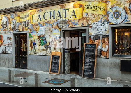 Restaurant bar à tapas dans Calle de la Cava Baja, quartier de la Latina, Madrid, Espagne Banque D'Images