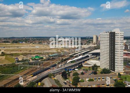 Stratford East London 2000s Royaume-Uni. Le site du village et de l'arène des Jeux Olympiques de Londres de 2012. Parc olympique de la Reine Elizabeth avant régénération terminée. Gare de Stratford, station de métro et stations terrestres, la ligne de chemin de fer. Angleterre 2007. HOMER SYKES Banque D'Images