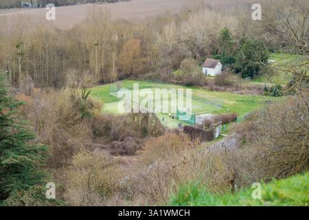Découverte de courts de tennis tranquilles nichés dans le paysage serein de la Roche-Guyon, France au début du printemps Banque D'Images