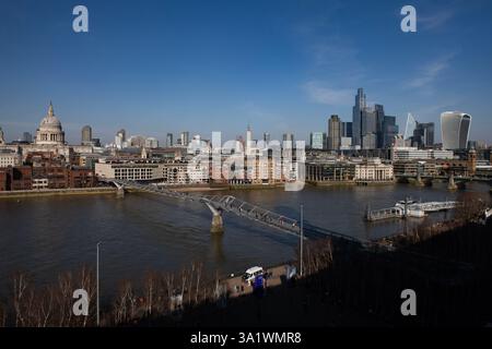 City of London Panorama mars 2025 bâtiments l-R à partir de mars 2025 : City of London School (bâtiment Brown sur Riverside), cathédrale St Paul, Shakespe Banque D'Images