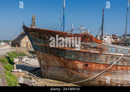 Camaret-sur-mer, Finistère, Bretagne, France : bateau de pêche échoué et abandonné au cimetière de bateaux Banque D'Images