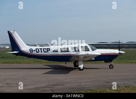 Piper PA-32R-300 Cherokee lance à Wellesbourne Airfield, Warwickshire, Royaume-Uni (G-DTCP) Banque D'Images