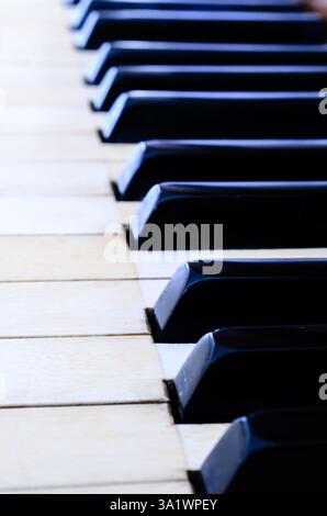 Touches de piano antiques noir et blanc en cours de réception Banque D'Images