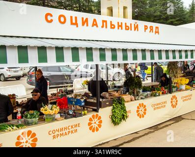 Sotchi, Russie - 24 mars 2024 : querelle sociale au marché alimentaire 'Sotchi Fairs'. Matsesta, Sotchi Banque D'Images