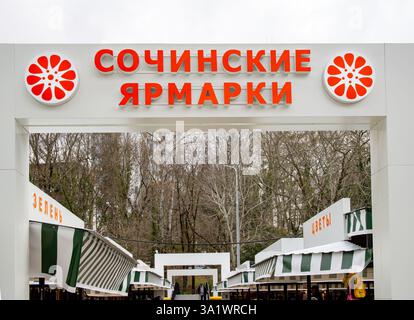 Sotchi, Russie - 24 mars 2024 : signe du marché alimentaire 'Sotchi Fairs'. Matsesta, Sotchi Banque D'Images